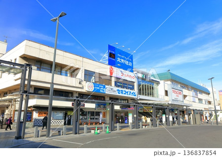 【長野県】晴天のJR松本駅の東口 136837854