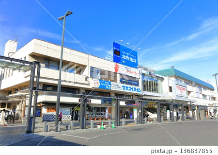 【長野県】晴天のJR松本駅の東口 136837855