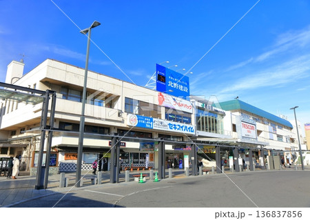 【長野県】晴天のJR松本駅の東口 【長野県】晴天のJR松本駅の東口 136837856