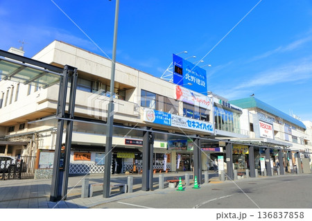 【長野県】晴天のJR松本駅の東口 【長野県】晴天のJR松本駅の東口 136837858