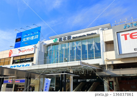 【長野県】晴天のJR松本駅の東口 【長野県】晴天のJR松本駅の東口 136837861