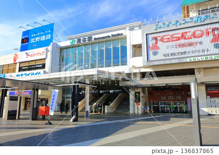 【長野県】晴天のJR松本駅の東口 【長野県】晴天のJR松本駅の東口 136837865