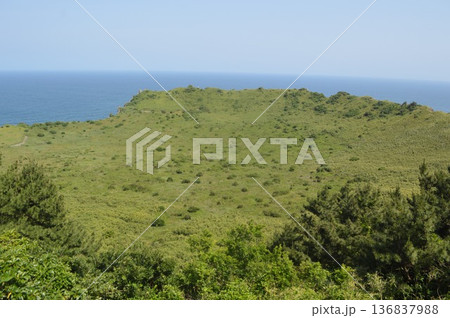 韓国 済州島にある城山日出峰の風景 韓国 済州島にある城山日出峰の風景 136837988