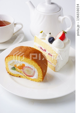 フルーツロールケーキとイチゴショート フルーツロールケーキとイチゴショート 136838034