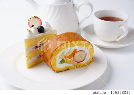 フルーツロールケーキとイチゴショート 136838035