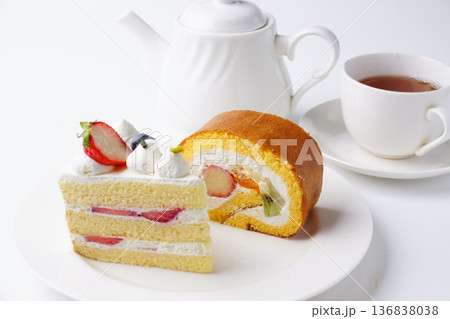 フルーツロールケーキとイチゴショート 136838038
