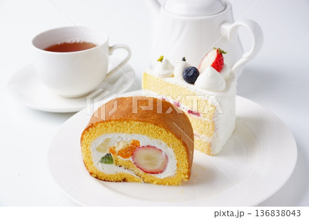 フルーツロールケーキとイチゴショート 136838043