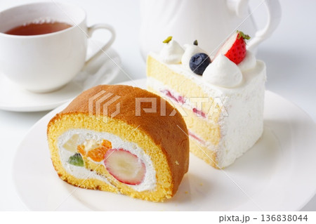 フルーツロールケーキとイチゴショート 136838044