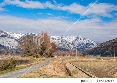 知内川沿いの浅春の田園風景　滋賀県高島市マキノ町 136838047