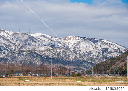 残雪の野坂山地　滋賀県高島市マキノ町 136838052