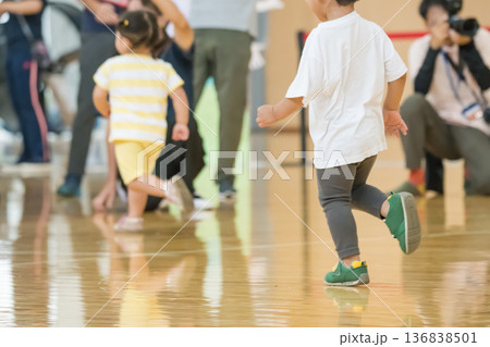 【保育園の運動会 障害物競走】 【保育園の運動会 障害物競走】 136838501