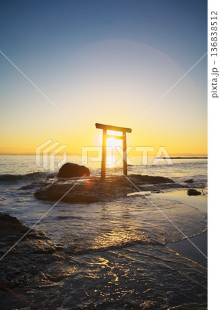 秋の知多半島　つぶてヶ浦の鳥居に沈む夕日を望む 136838512