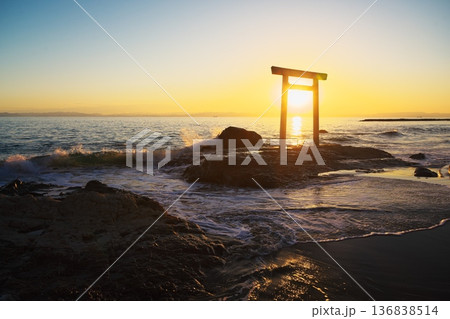 秋の知多半島　つぶてヶ浦の鳥居に沈む夕日を望む 136838514