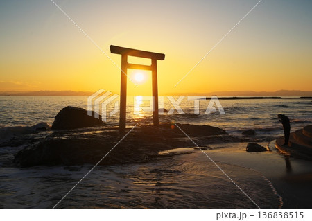 秋の知多半島 つぶてヶ浦の鳥居に沈む夕日を望む 秋の知多半島 つぶてヶ浦の鳥居に沈む夕日を望む 136838515