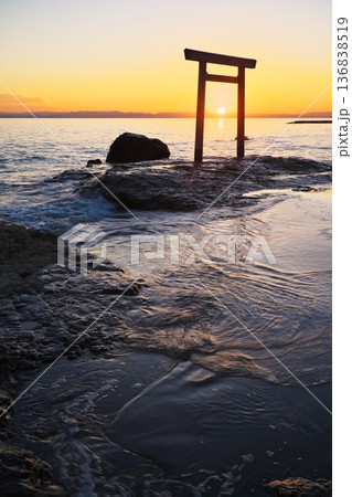 秋の知多半島　つぶてヶ浦の鳥居に沈む夕日を望む 136838519