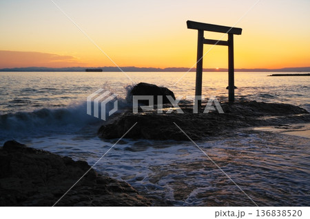 秋の知多半島　つぶてヶ浦の鳥居に沈む夕日を望む 136838520
