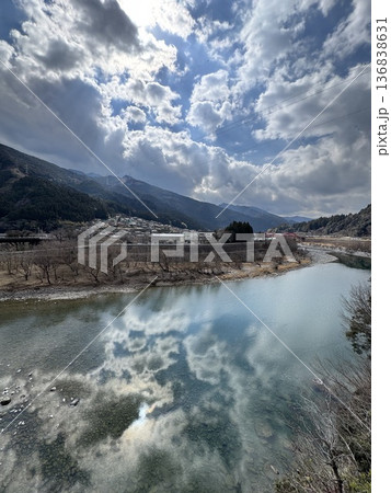 青空と雲のリフレクションが美しい山間の川 青空と雲のリフレクションが美しい山間の川 136838631