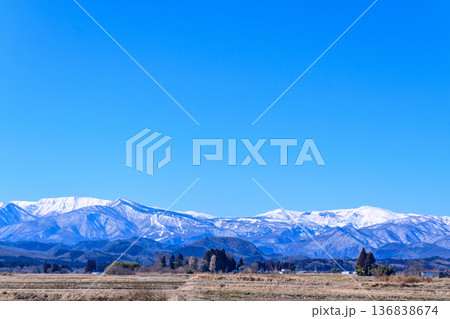 雪の蔵王と青空と春を待つ里山 雪の蔵王と青空と春を待つ里山 136838674