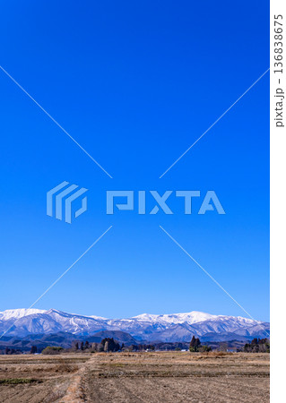 雪の蔵王と青空と春を待つ里山 136838675