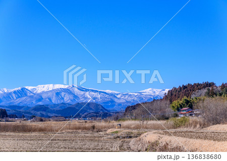 雪の蔵王と青空と春を待つ里山 136838680