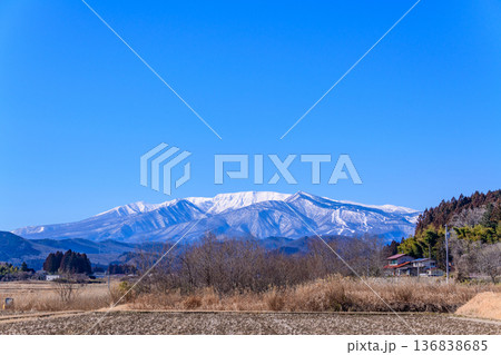 雪の蔵王と青空と春を待つ里山 雪の蔵王と青空と春を待つ里山 136838685