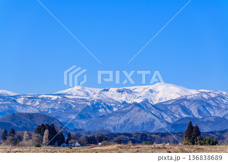 雪の蔵王と青空と春を待つ里山 136838689