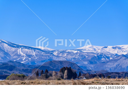 雪の蔵王と青空と春を待つ里山 雪の蔵王と青空と春を待つ里山 136838690