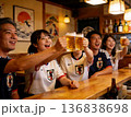 サッカーファンたちが居酒屋で乾杯してる 136838698