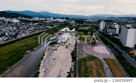 ドローン空撮:日本の夕暮れ河川敷 ドローン空撮:日本の夕暮れ河川敷 136838997