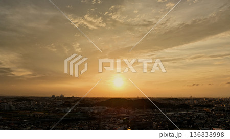【日本の都市と自然】夕暮れ時の街並みを映すドローン空撮 【日本の都市と自然】夕暮れ時の街並みを映すドローン空撮 136838998