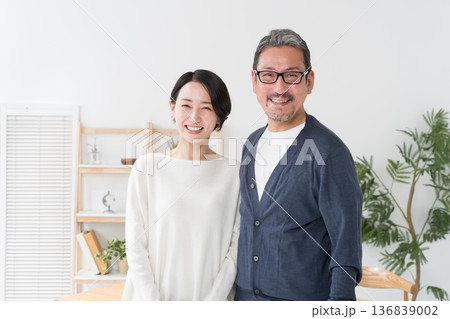 ミドル世代の笑顔の夫婦 136839002