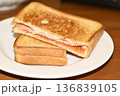 とろけるハムチーズのホットサンドプレート 136839105