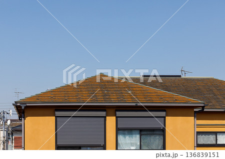 経年劣化で苔が生えた住宅の屋根(リフォーム・点検イメージ) 経年劣化で苔が生えた住宅の屋根(リフォーム・点検イメージ) 136839151