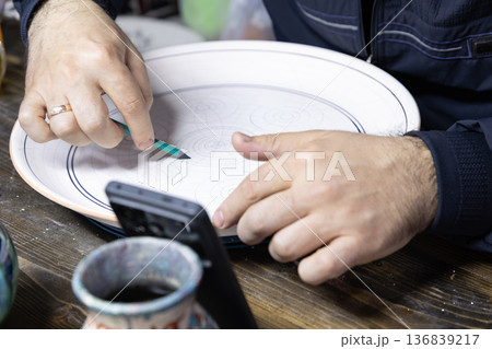 サマルカンドペーパー工房の皿の絵付け 136839217