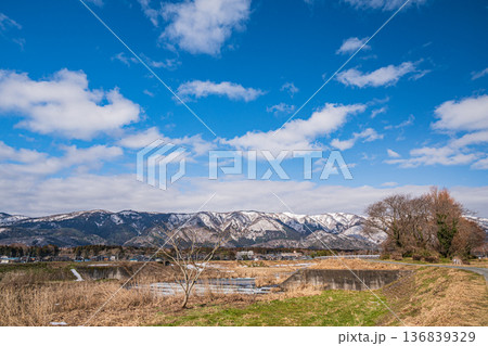 浅春の知内川風景　滋賀県高島市マキノ町 136839329