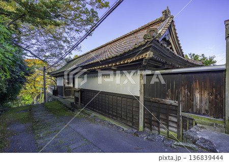 鳥海山蕨岡　上寺　大泉坊長屋門　山形県遊佐町 136839444