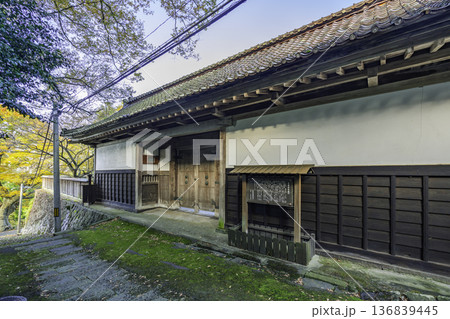 鳥海山蕨岡　上寺　大泉坊長屋門　山形県遊佐町 136839445