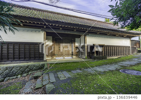 鳥海山蕨岡　上寺　大泉坊長屋門　山形県遊佐町 136839446