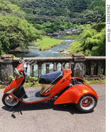 田舎の石橋と清流とカスタムスクーター 日本の風景 田舎の石橋と清流とカスタムスクーター 日本の風景 136839562