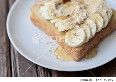 角型パンドミで作った腸活の為のハチミツをかけたバナナきな粉トースト 角型パンドミで作った腸活の為のハチミツをかけたバナナきな粉トースト 136839565