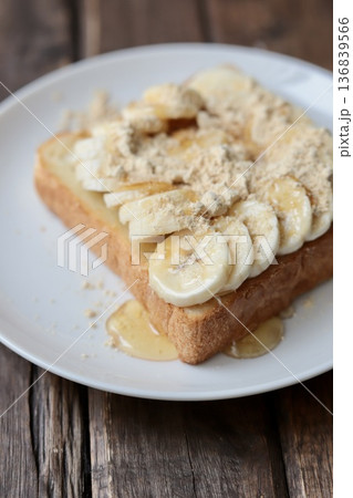 角型パンドミで作った腸活の為のハチミツをかけたバナナきな粉トースト 角型パンドミで作った腸活の為のハチミツをかけたバナナきな粉トースト 136839566