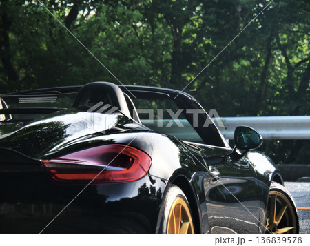 艶々の黒いオープンカー 136839578