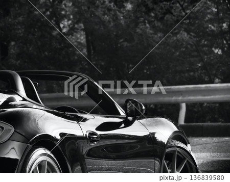 艶々の黒いオープンカー 136839580