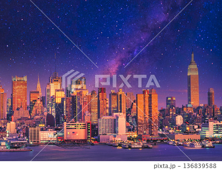 マンハッタンの近代ビル群の美しい夜景 136839588