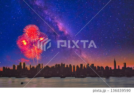 マンハッタンの近代ビル群の美しい夜景 マンハッタンの近代ビル群の美しい夜景 136839590