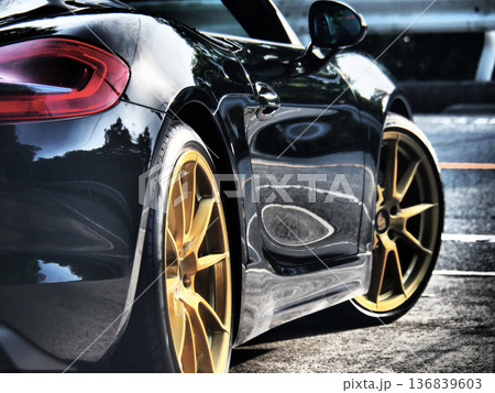 艶々の黒いスポーツカー 136839603
