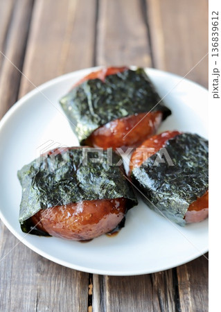 甘辛く味付けしたイモ団子の磯部巻き 136839612