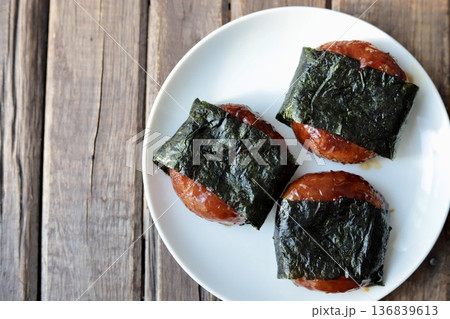 甘辛く味付けしたイモ団子の磯部巻き 136839613