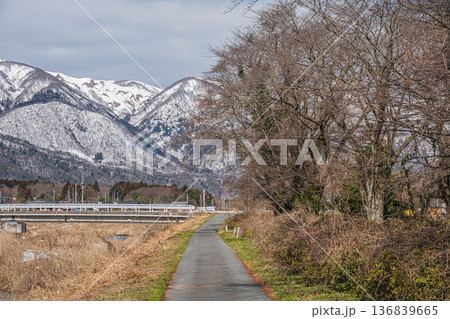 浅春の知内川風景　滋賀県高島市マキノ町 136839665