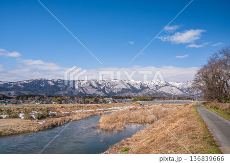 浅春の知内川風景　滋賀県高島市マキノ町 136839666